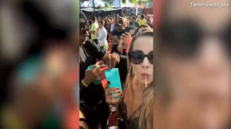 Η στιγμή που της ρίχνει ναρκωτικό στο ποτό – Ένα βίντεο που πρέπει να δουν όλοι